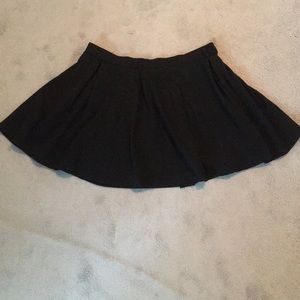 Black, flowing and cute mid rise skirt